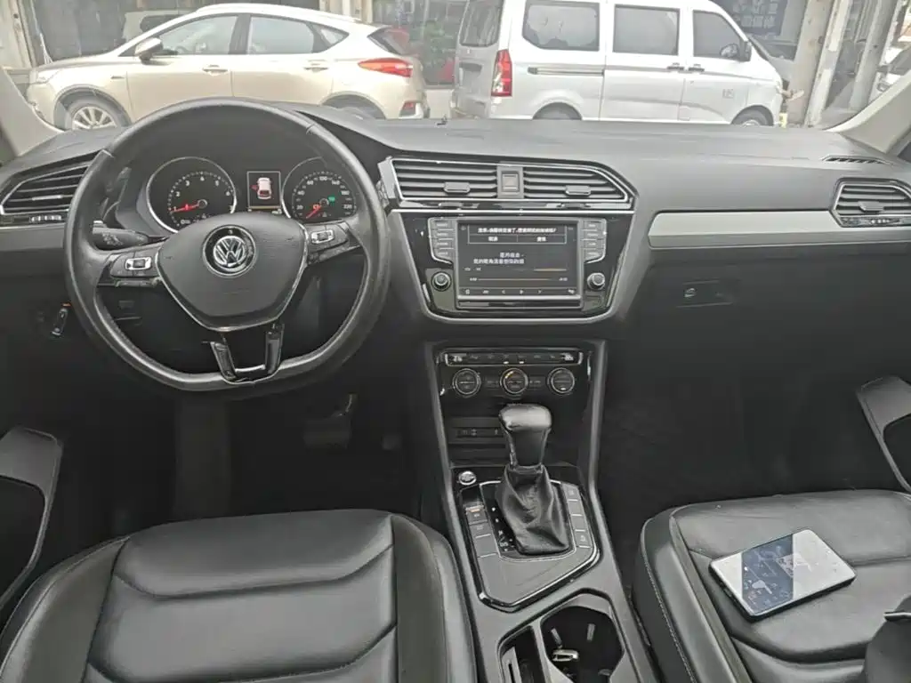Volkswagen Tiguan L — фото 10