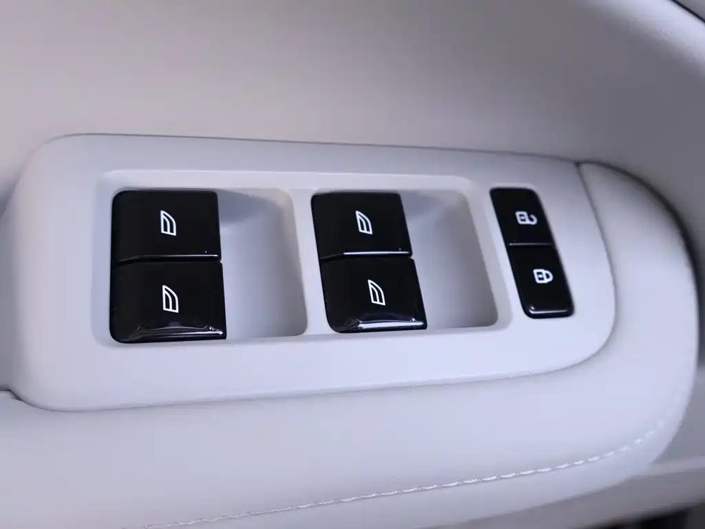 Volvo EM90 — фото 17