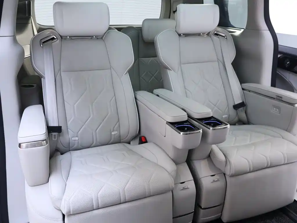 Volvo EM90 — фото 23