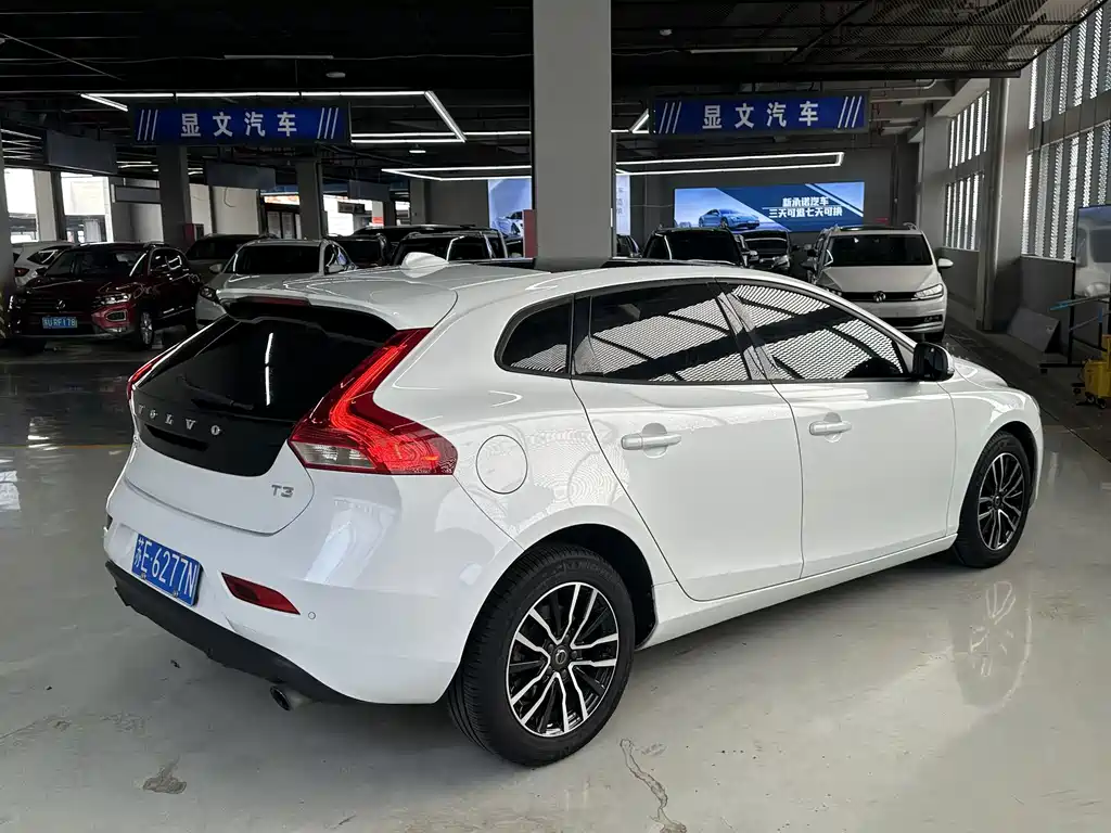 Volvo V40 — фото 9