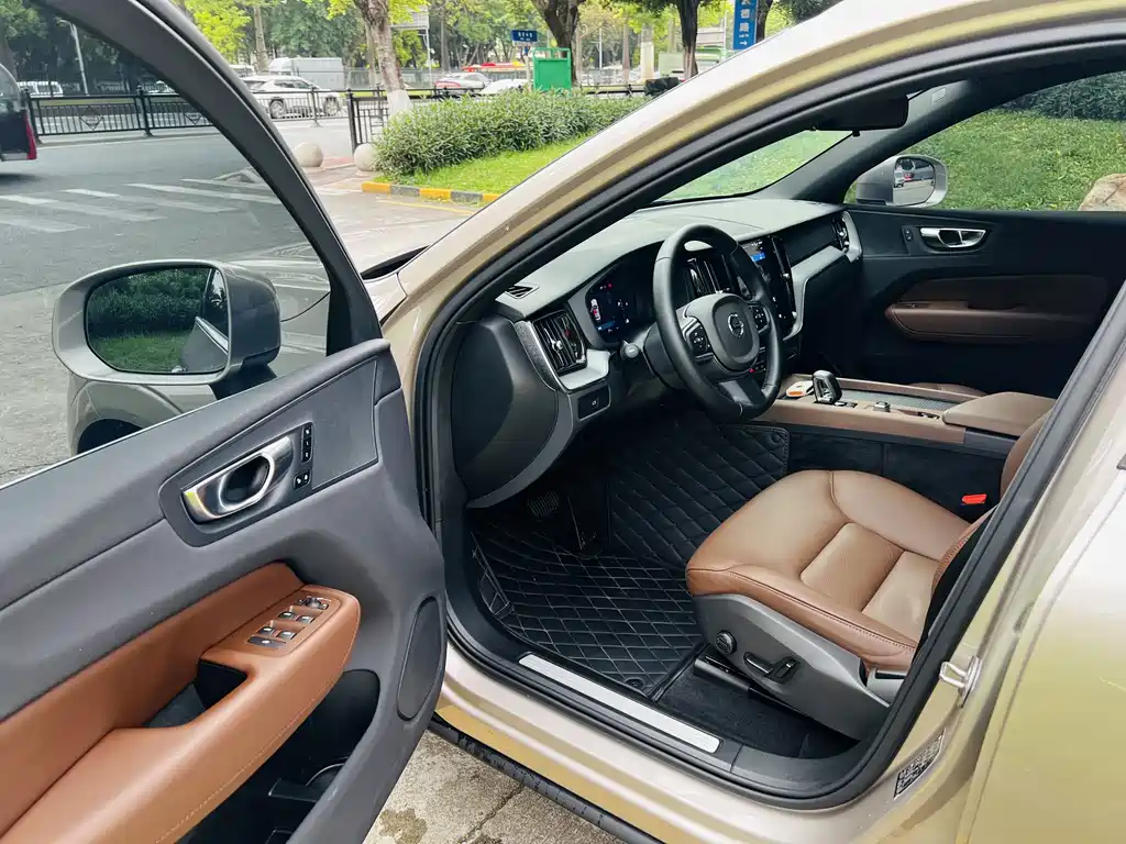 Volvo XC60 — фото 11