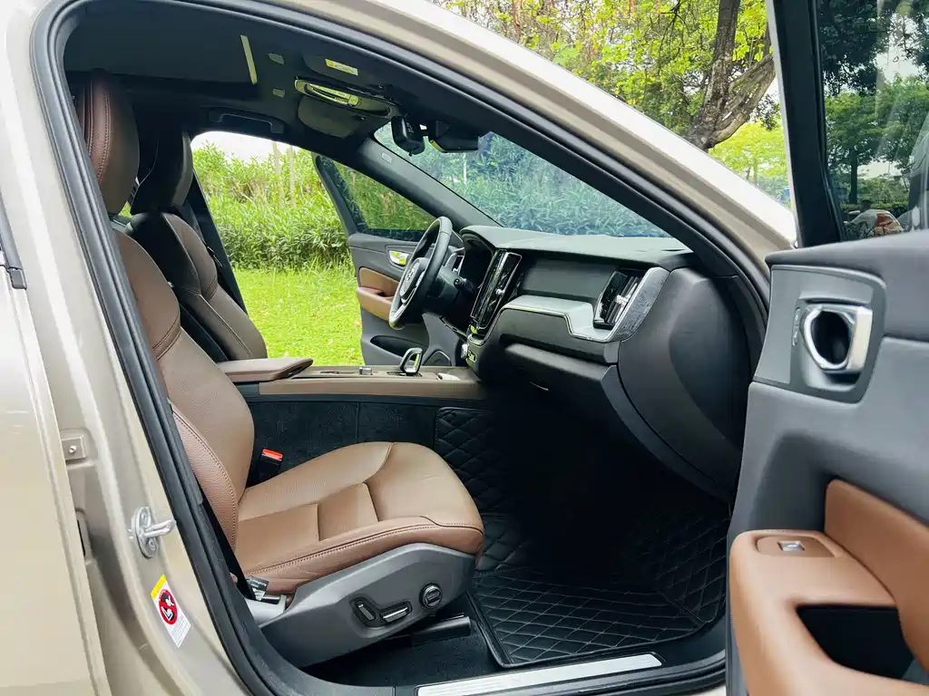 Volvo XC60 — фото 14