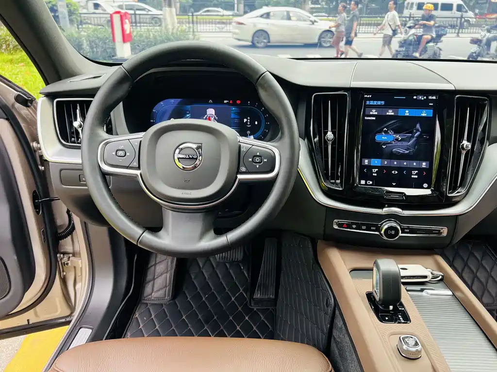 Volvo XC60 — фото 15