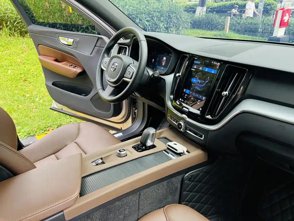 Volvo XC60 — фото 16