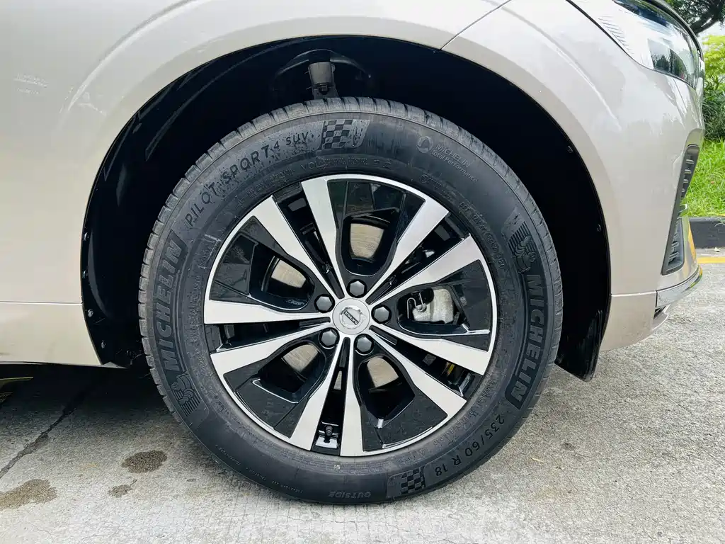 Volvo XC60 — фото 18