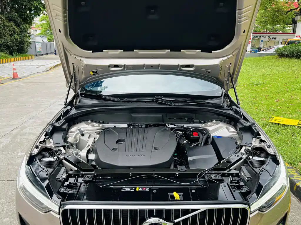 Volvo XC60 — фото 21
