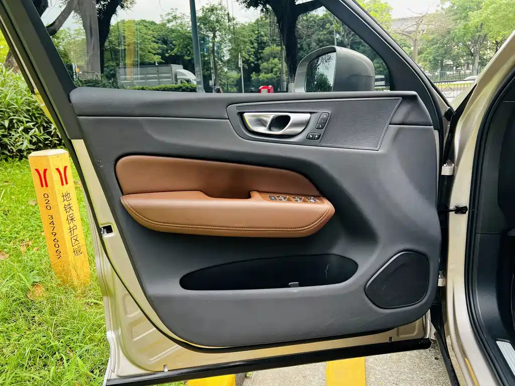 Volvo XC60 — фото 10