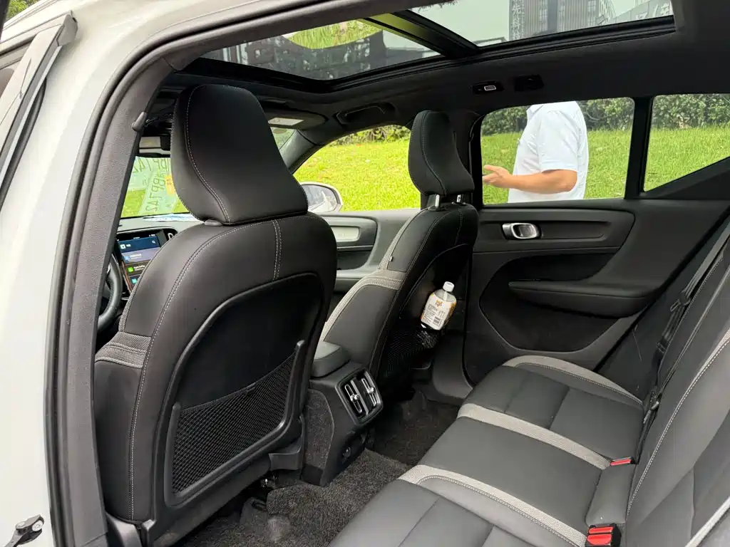 Volvo XC40 — фото 11