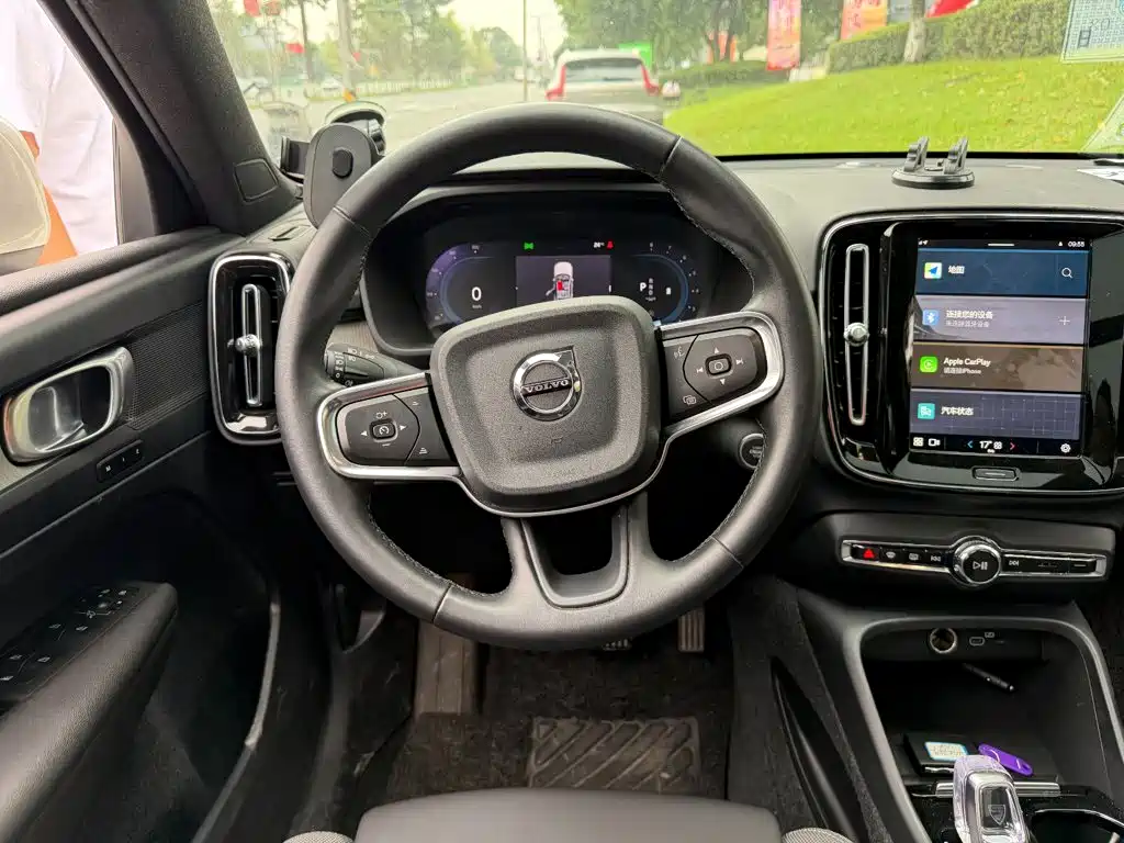 Volvo XC40 — фото 14