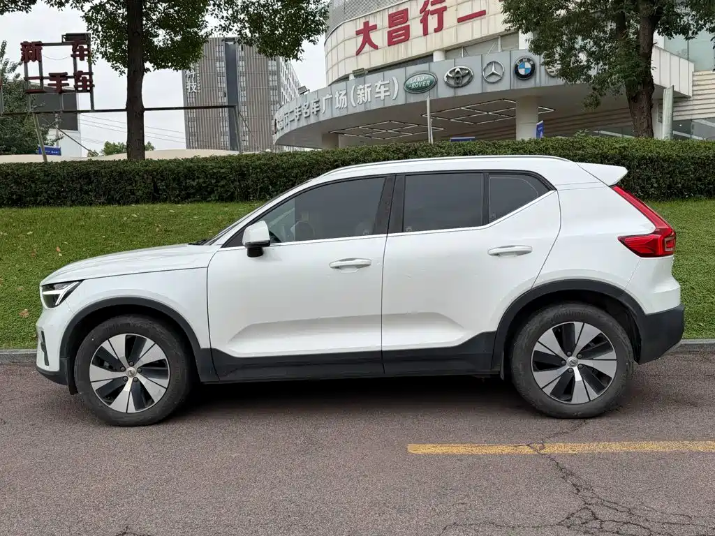 Volvo XC40 — фото 3
