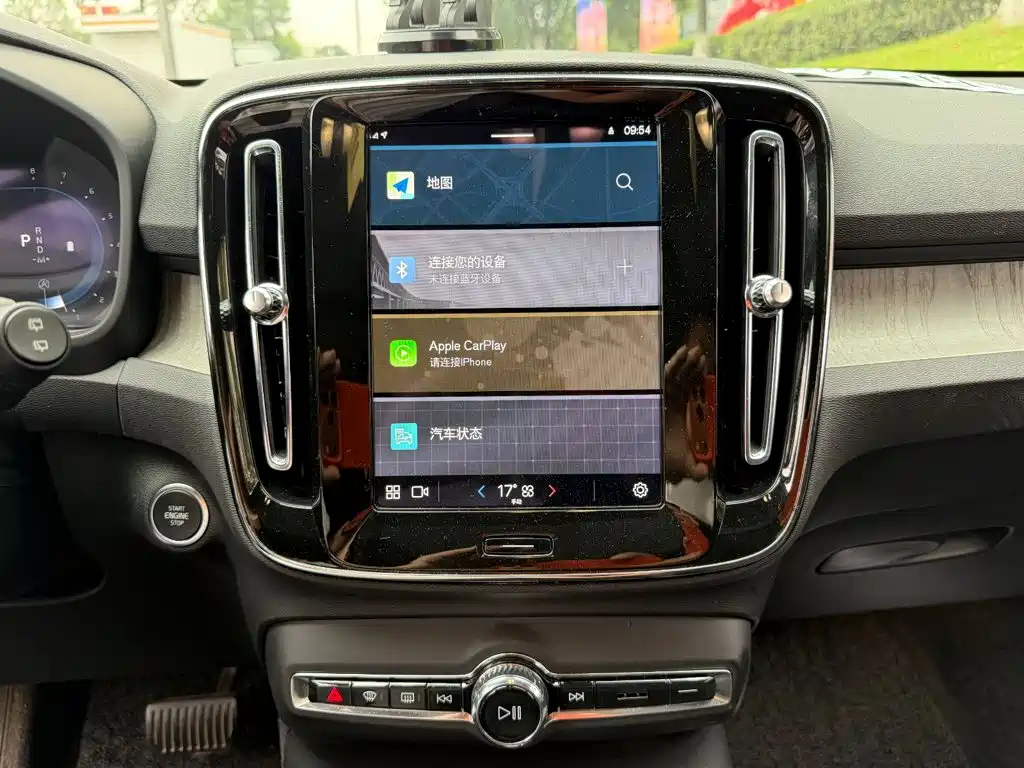 Volvo XC40 — фото 10