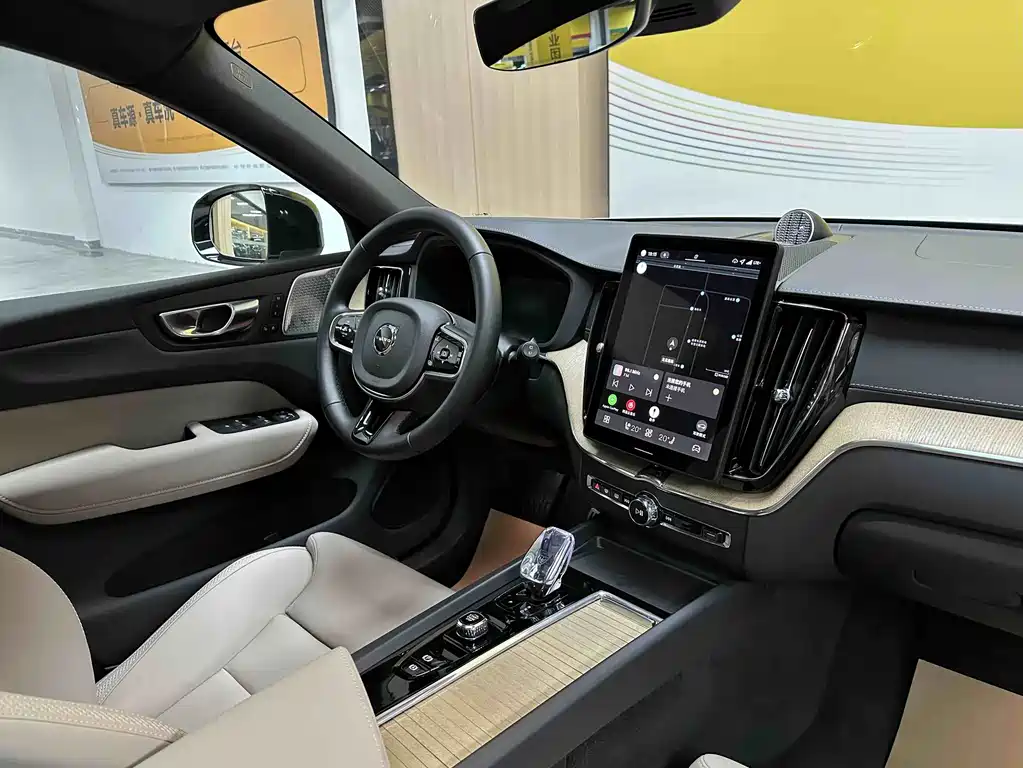 Volvo XC60 — фото 10