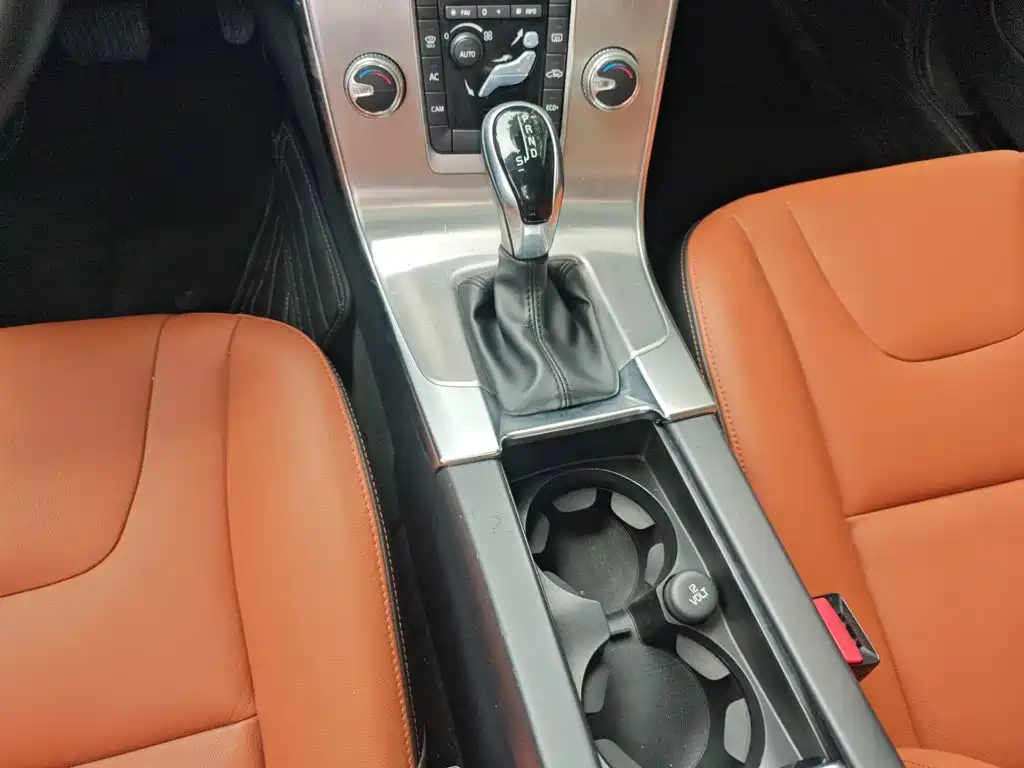 Volvo S60 — фото 10