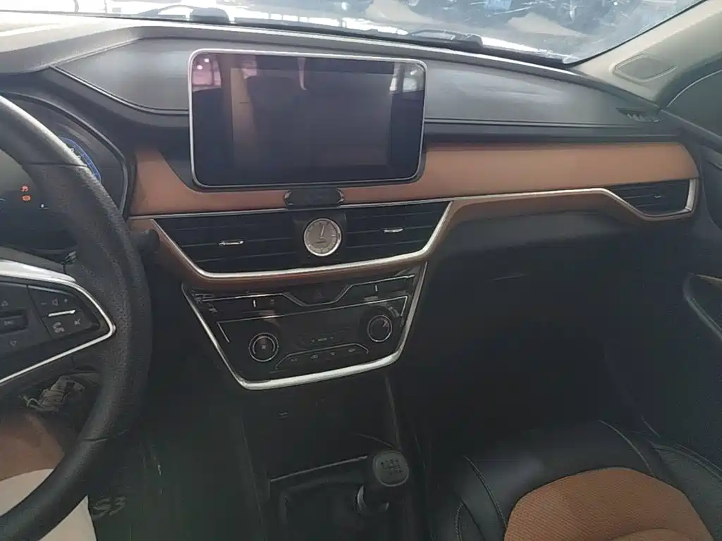 Wuling Hongguang S3 — фото 10