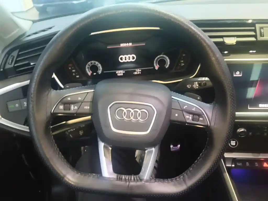 Audi Q3 — фото 11