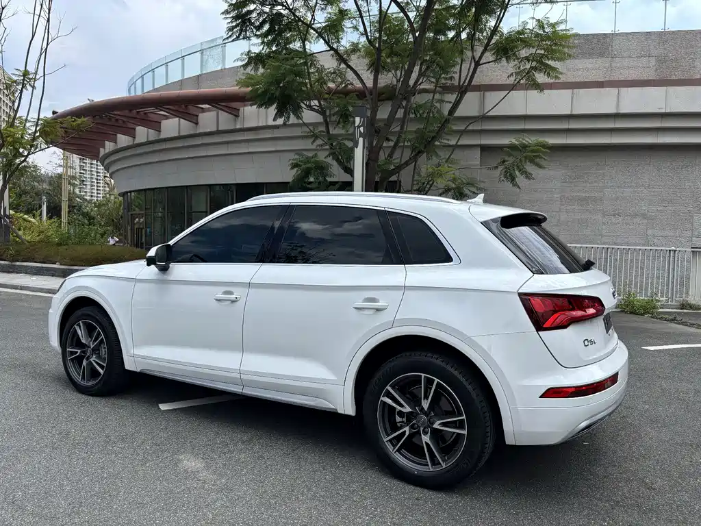 Audi Q5L — фото 4