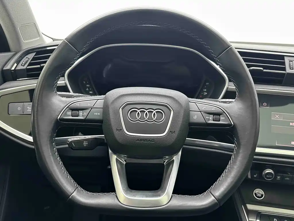 Audi Q3 — фото 17
