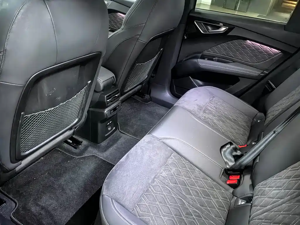 Audi Q4 e-tron — фото 10
