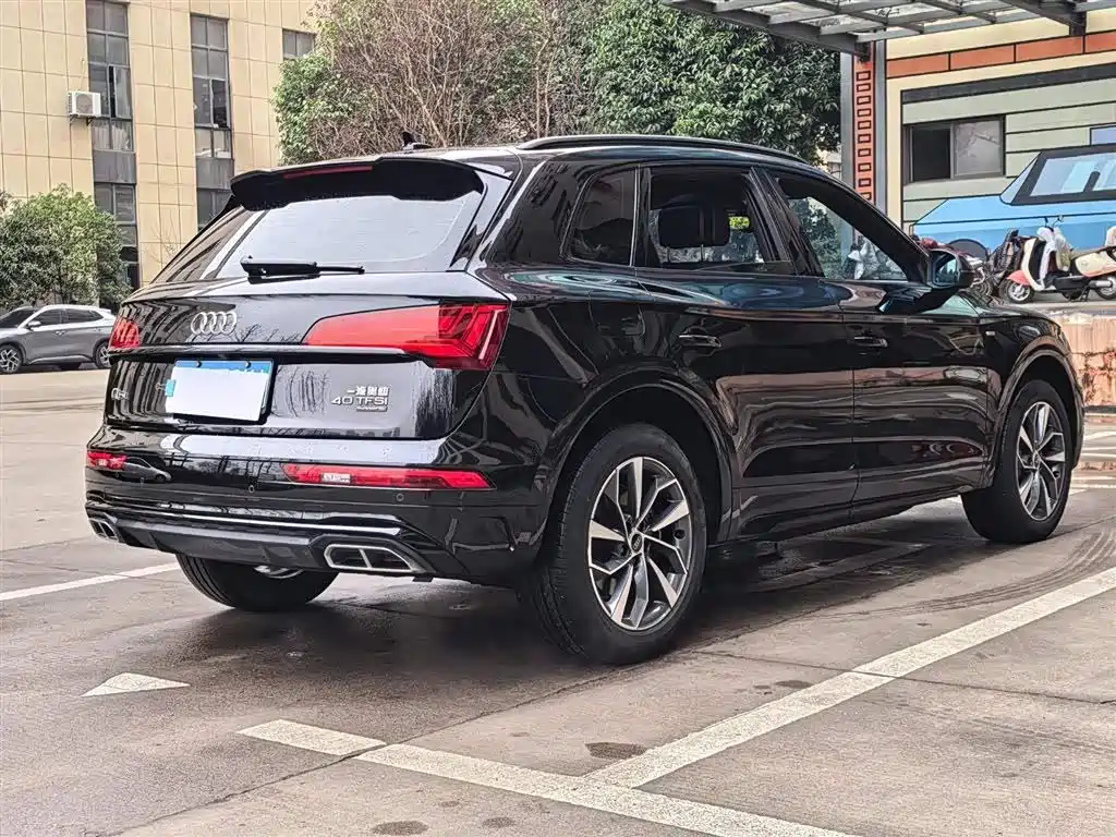 Audi Q5L — фото 19