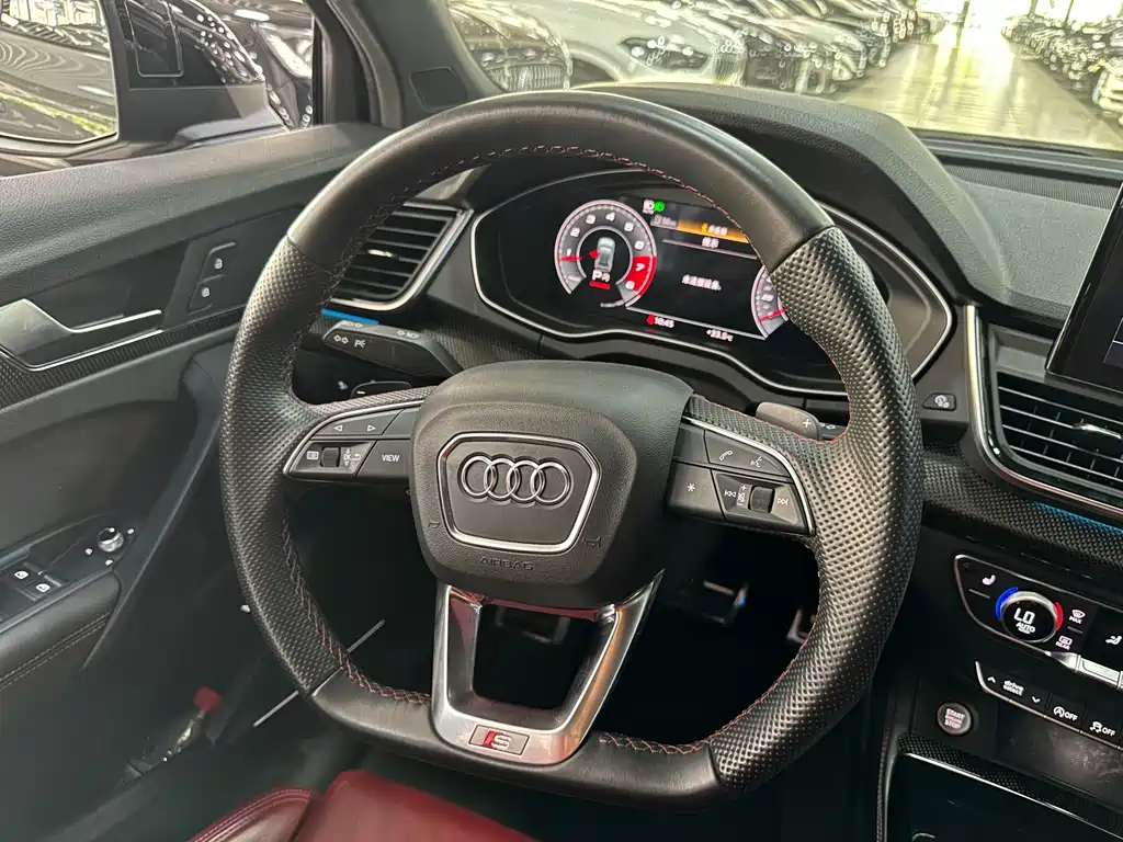 Audi SQ5 — фото 23