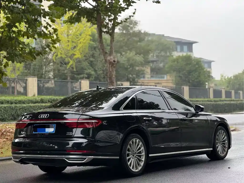 Audi A8 — фото 6