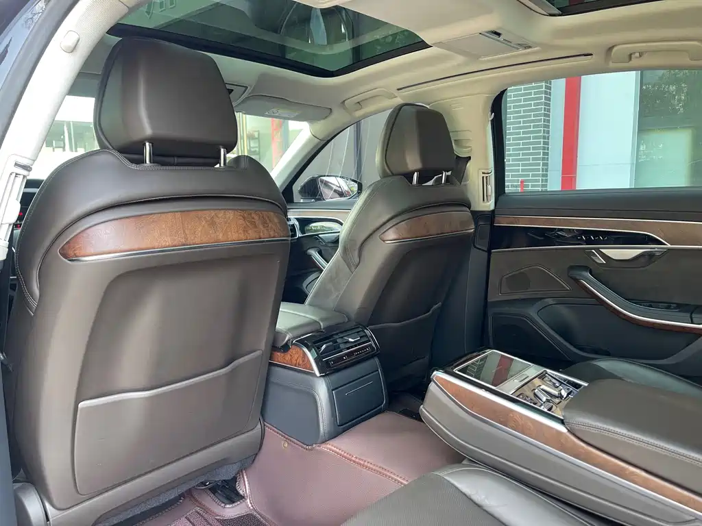 Audi A8 — фото 28