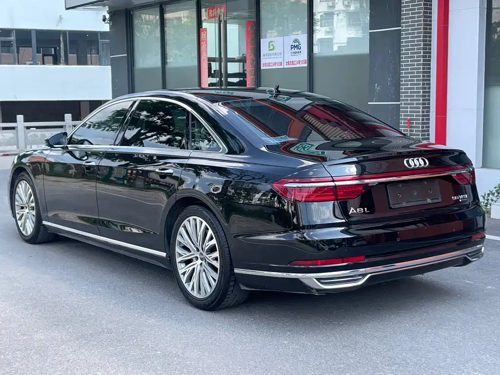 Audi A8 — фото 6