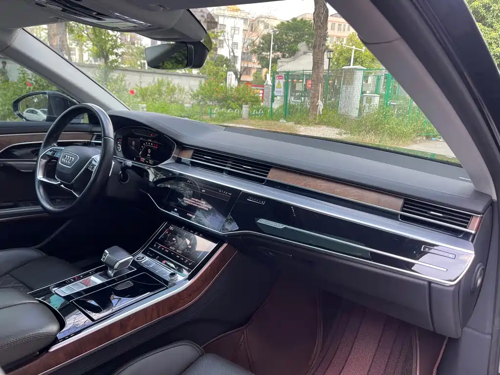 Audi A8 — фото 7
