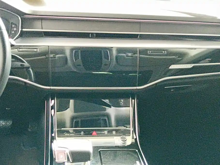 Audi A8 — фото 13