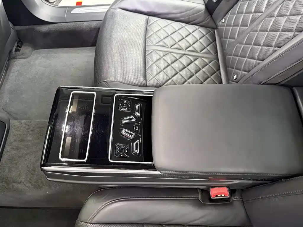 Audi A8 — фото 14
