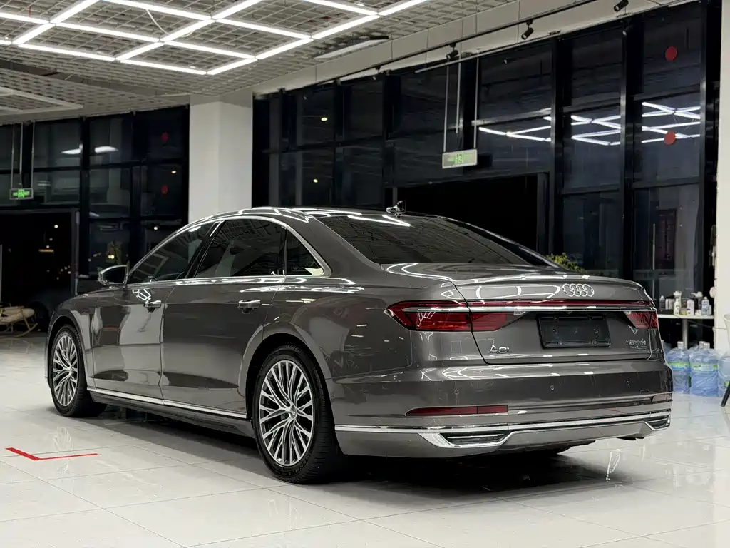 Audi A8 — фото 4