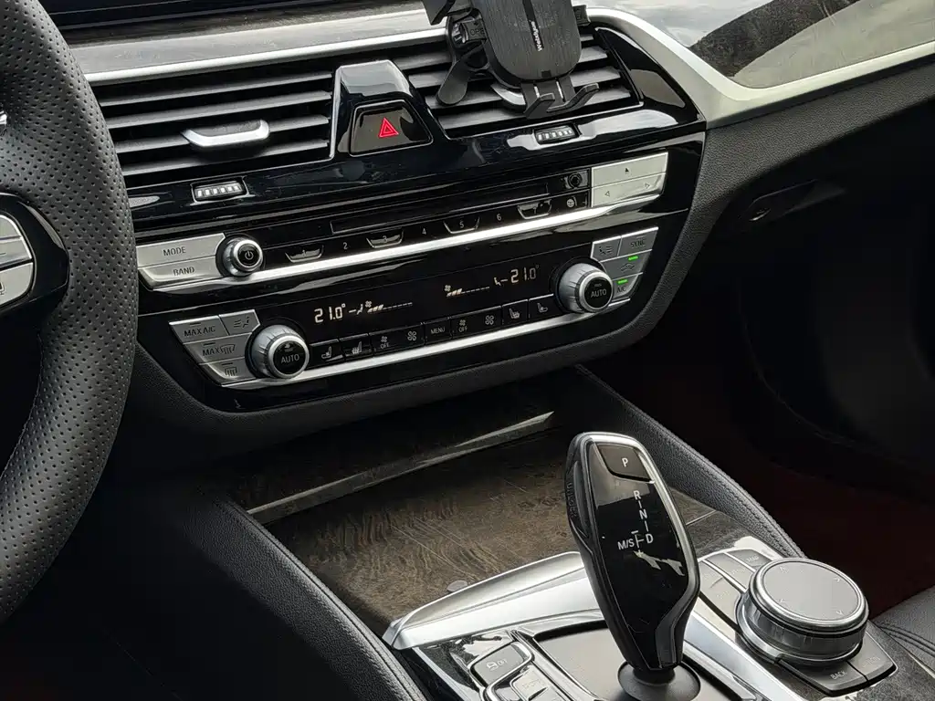 BMW 5 Series — фото 19