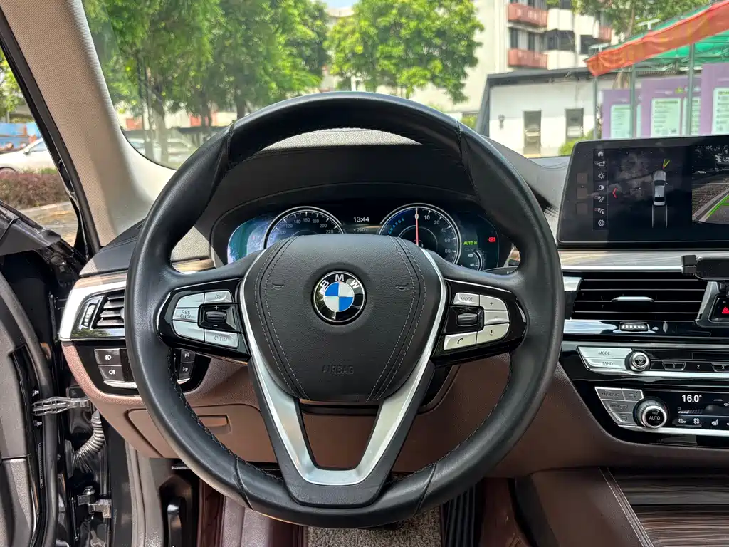 BMW 5 Series New Energy — фото 7