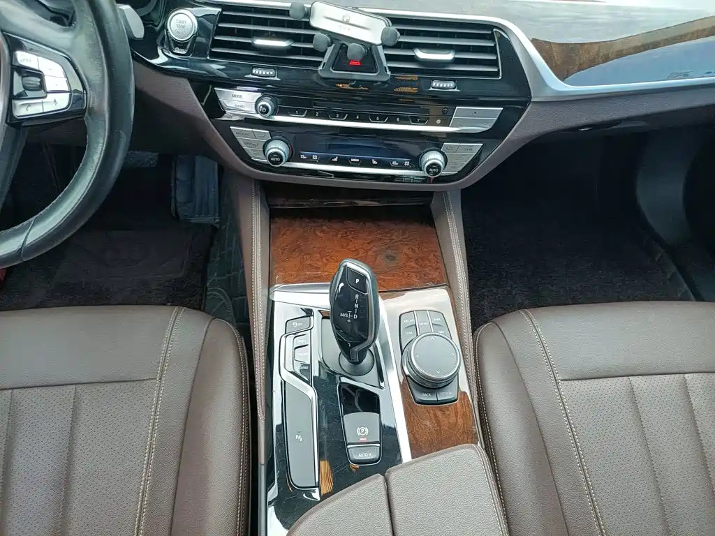 BMW 5 Series — фото 10