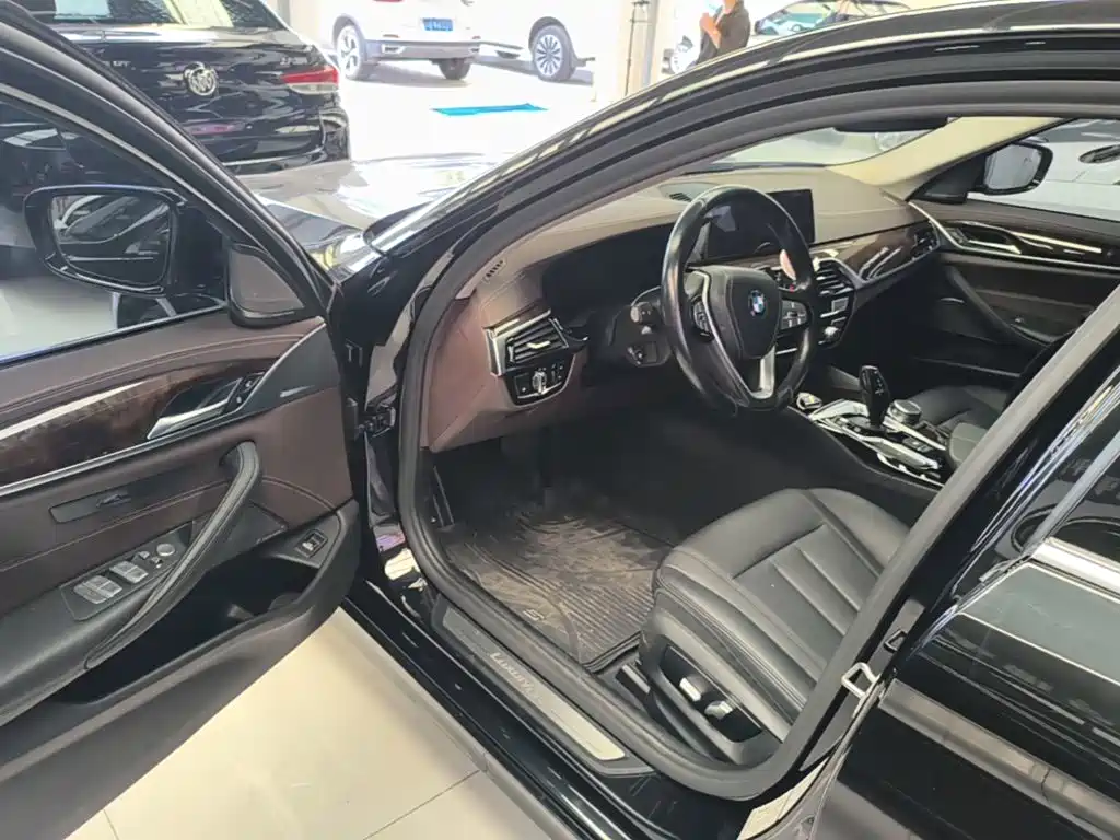 BMW 5 Series — фото 16