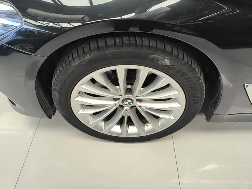 BMW 5 Series — фото 23