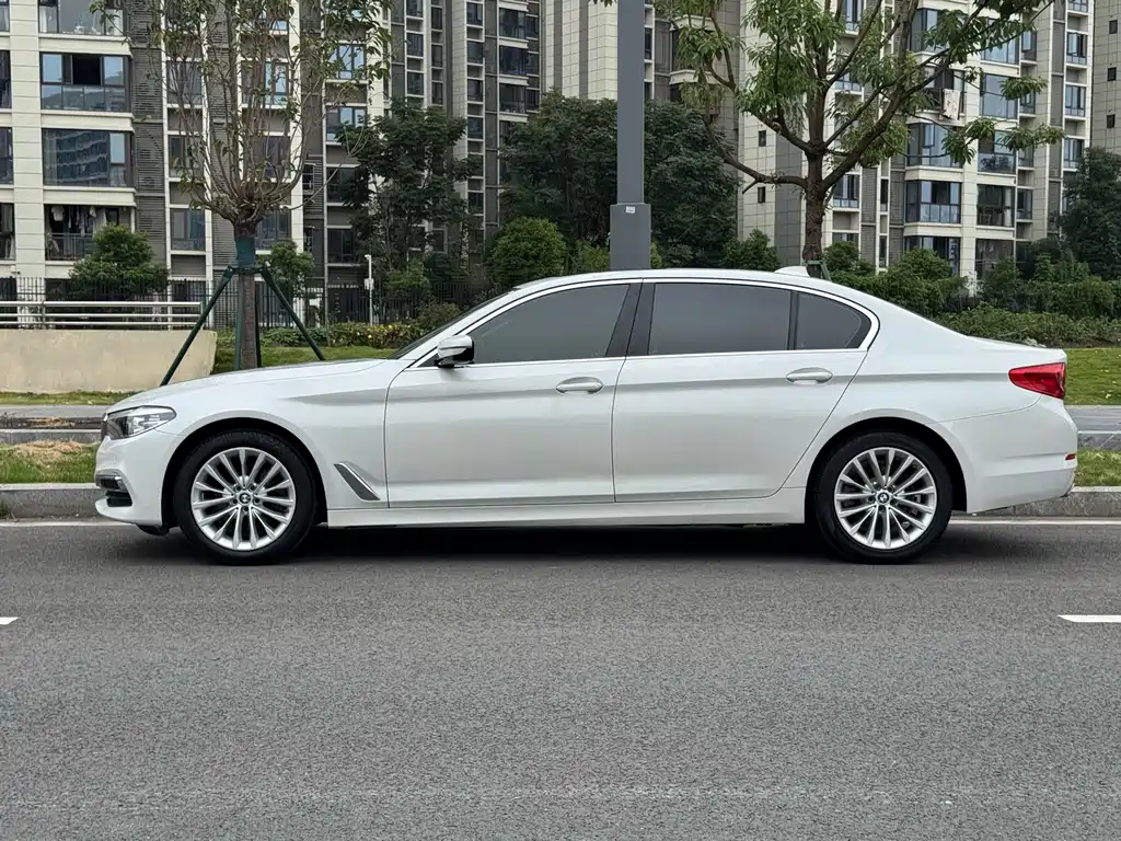 BMW 5 Series — фото 14