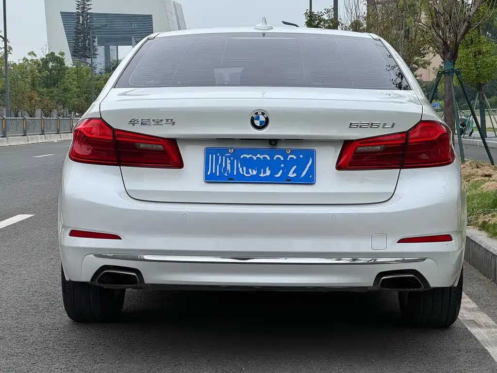 BMW 5 Series — фото 15