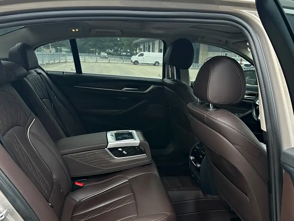 BMW 5 Series — фото 10