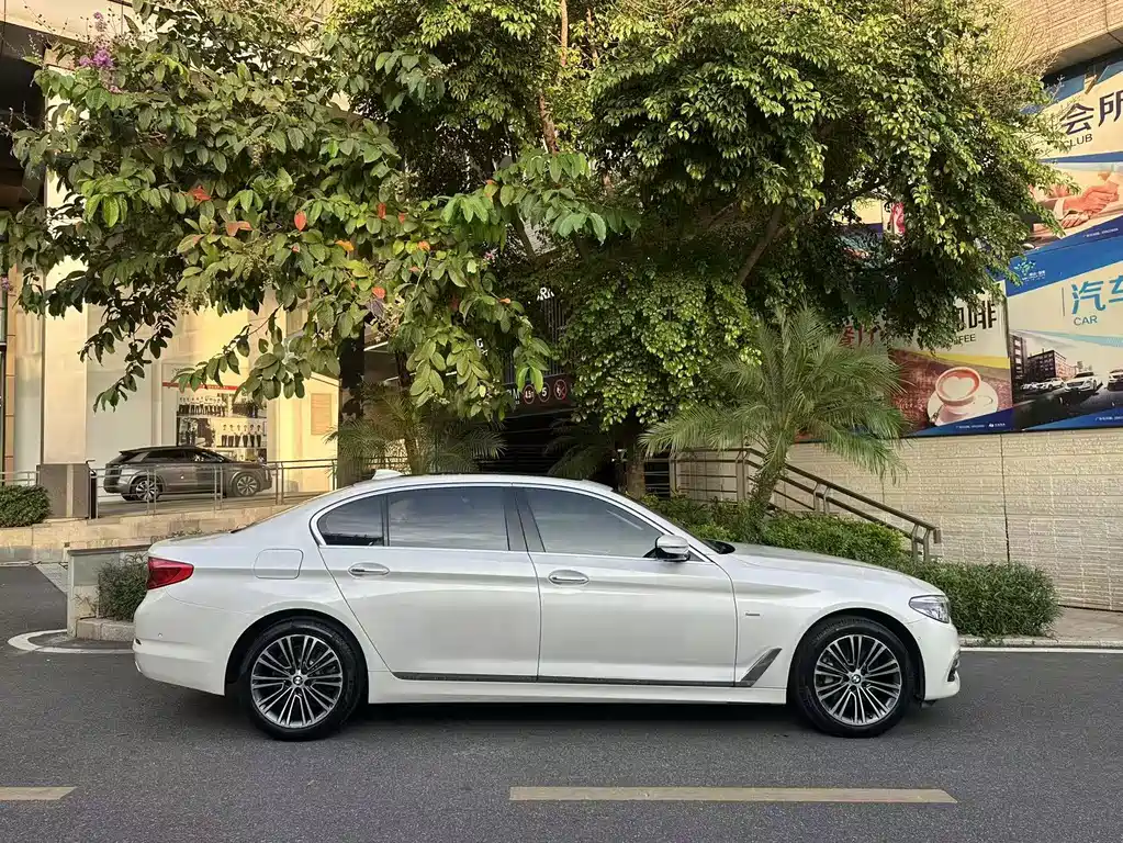 BMW 5 Series — фото 11