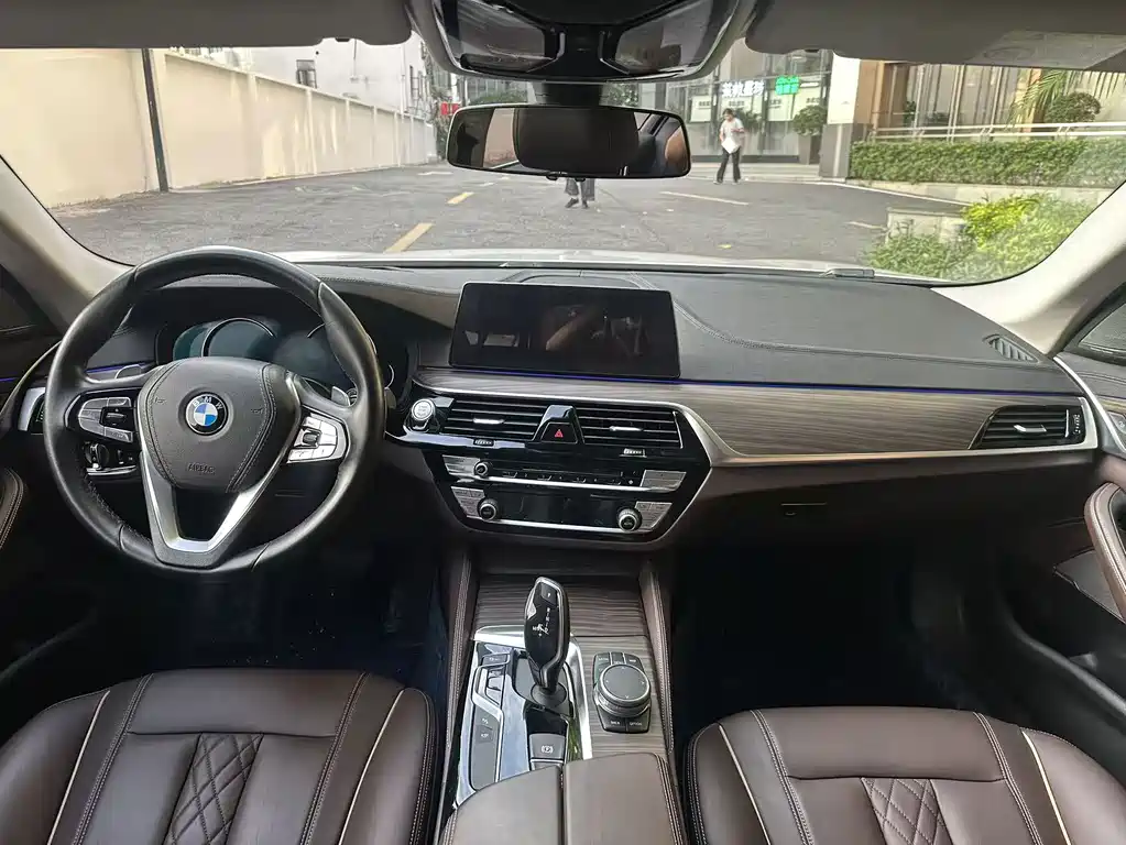 BMW 5 Series — фото 14