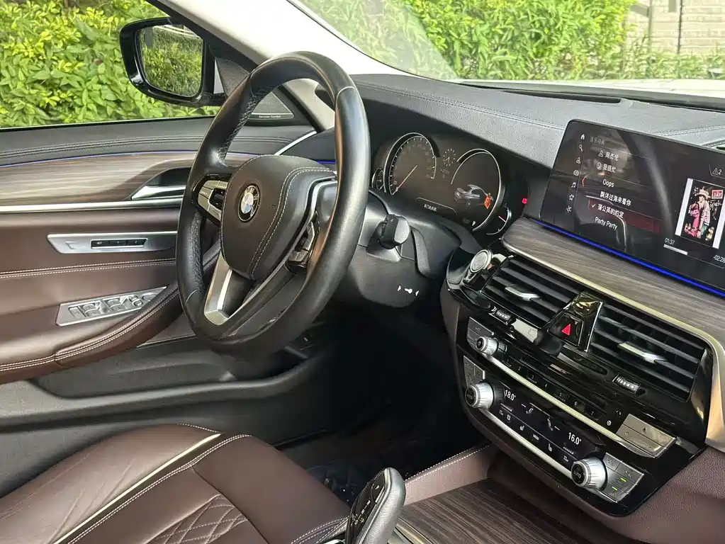 BMW 5 Series — фото 17