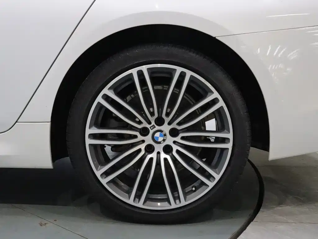 BMW 5 Series — фото 21