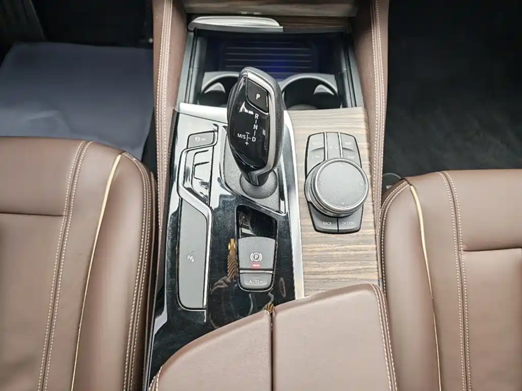 BMW 5 Series — фото 17