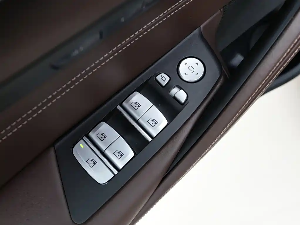 BMW 5 Series New Energy — фото 15