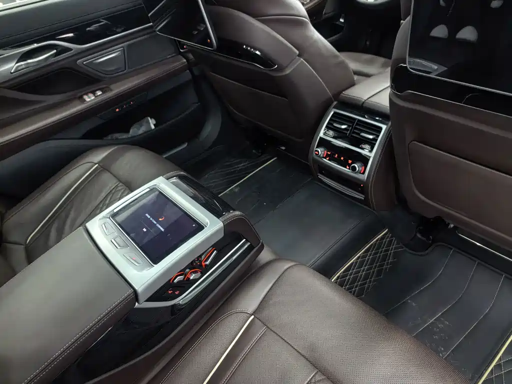 BMW 7 Series — фото 11