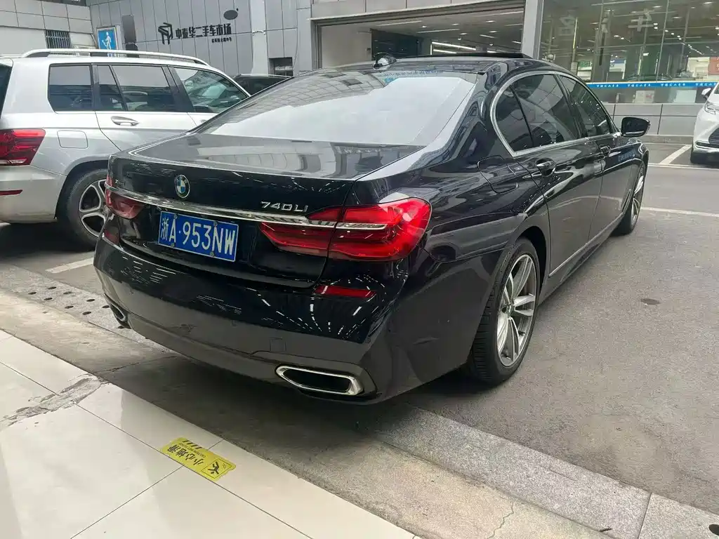 BMW 7 Series — фото 13