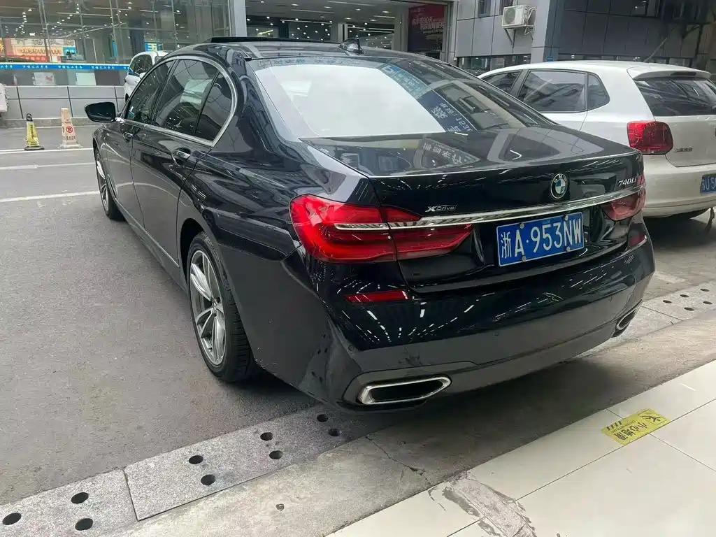 BMW 7 Series — фото 15