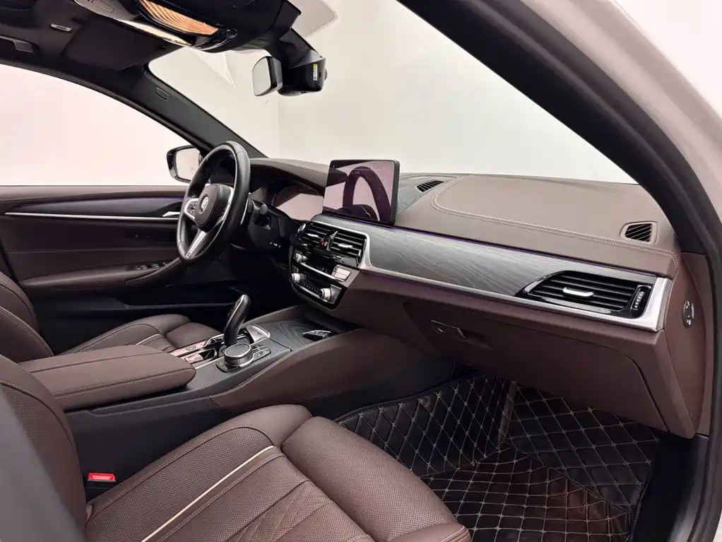 BMW 5 Series — фото 11