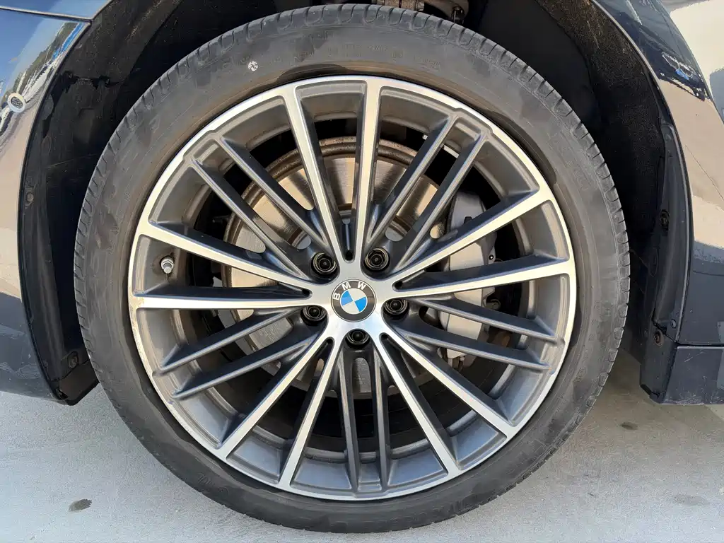 BMW 5 Series — фото 14